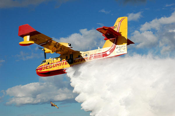 Canadair dropping water